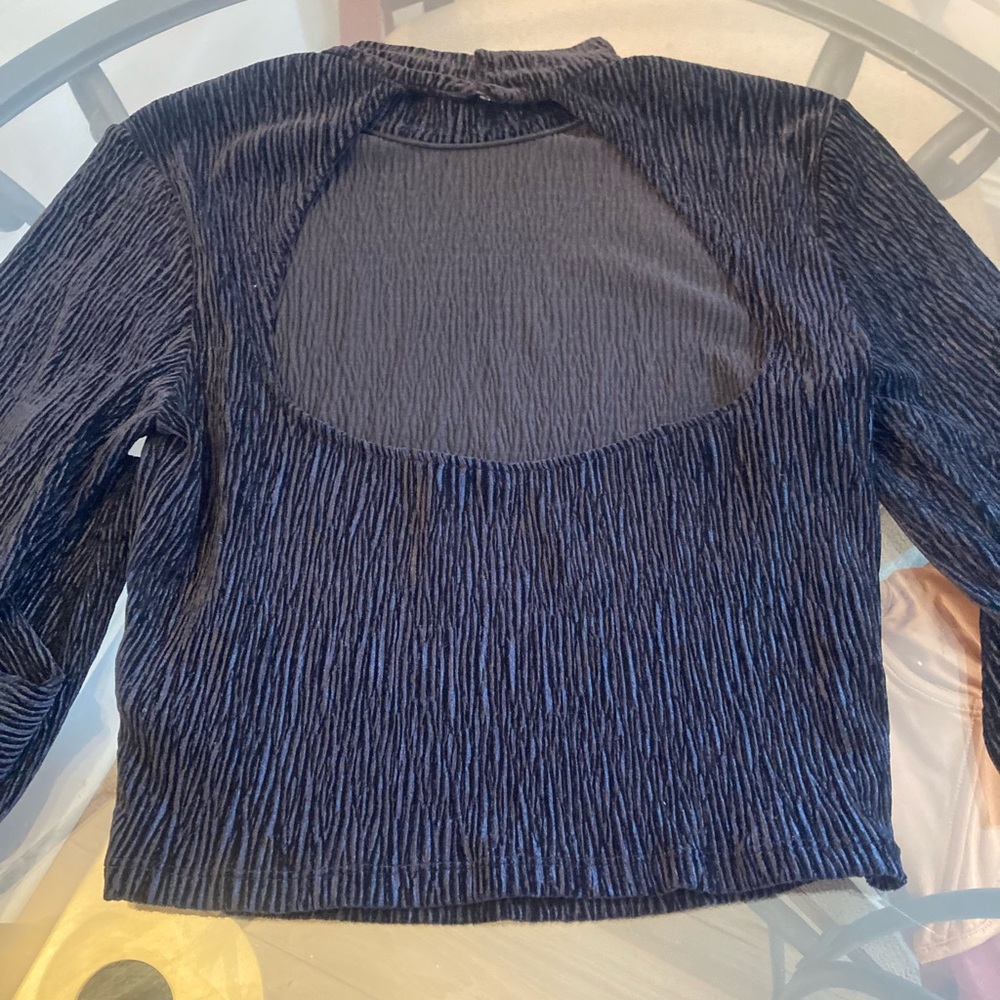 🔴4/$12 Women’s H&M Velvet High Neck Crop Top Size Medium Soft and stylish.